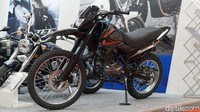 Kehadiran SM Sport GY150 Aries ini praktis membuatnya harus bertarung melawan dominasi Honda CRF150L, Yamaha WR 155 R, hingga Kawasaki KLX 150 di kelas motor trail 150 cc Tanah Air. Foto: Muhammad Hafizh Gemilang
