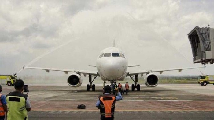 Maskapai Super Air Jet tiba di Bandara Praya Lombok, Kamis (18/11).