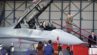 Presiden Taiwan, Tsai Ing-wen menghadiri upacara yang digelar di sebuah pangkalan udara di kota Chiayi tersebut bersama Sandra Oudkirk, diplomat top AS untuk Taiwan.  
