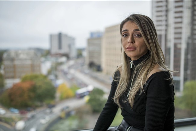 Tareena bersama bayinya kemudian melarikan diri ke Turki setelah dia tidak betah menjadi anggota ISIS. Pada 2015, ia kembali di Inggris dan diadili dengan hukuman penjara enam tahun. Foto: Dok. Uplands TV