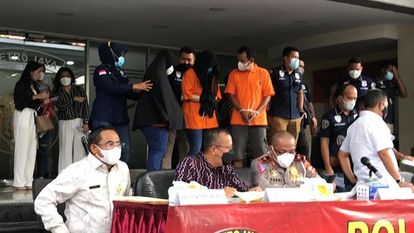 Polisi Pamerkan Tersangka Mafia Tanah yang Serobot 6 Aset Ibu Nirina Zubir