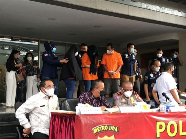 Polisi Pamerkan Tersangka Mafia Tanah yang Serobot 6 Aset Ibu Nirina Zubir