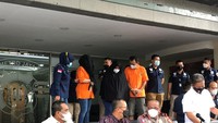 Selanjutnya, ada juga dua orang lain yang ikut ditahan, yaitu Edrianto dan satu orang notaris bernama Farida dari PPAT Tangerang. Foto: Hanif Hawari/detikcom