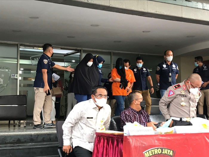 Tersangka Mafia Tanah Nirina Zubir Tersangka Mafia Tanah Nirina Zubir