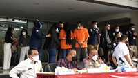Polisi menghadirkan tiga tersangka dari total lima orang yang disebut menyerobot aset ibu Nirina Zubir. Foto: Hanif Hawari/detikcom
