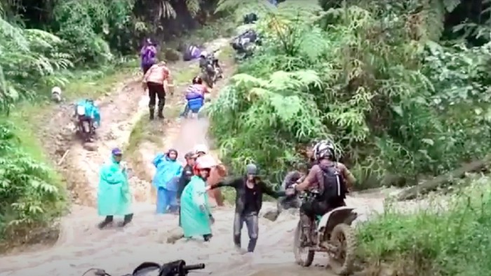 Tim vaksinator dari Puskesmas dan polisi mendatangi 3 desa terjauh di Polewali Mandar, Sulbar. Total 2 hari dihabiskan untuk menyuntik vaksin di 3 desa. (dok Istimewa)