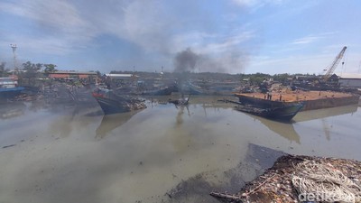 Titik Api Masih Muncul di Lokasi Kebakaran Kapal Pelabuhan Tegal