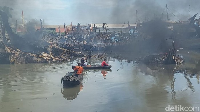 Kebakaran kapal di Pelabuhan Kota Tegal, Jawa Tengah, dilaporkan padam setelah lebih dari 12 jam api berkobar, Rabu (17/11) siang.