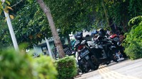 Motor-motor ini menutupi jalur tunanetra di trotoar.