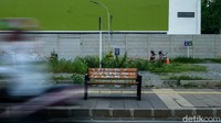 Selain itu, kursi-kursi di trotoar Kemang menjadi sasaran vandalisme.