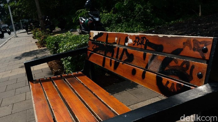 Trotoar Keren di Kemang Cuma jadi Lahan Parkir Trotoar Kemang di Jakarta Selatan menjadi lokasi parkir liar kendaraan bermotor. Selain itu, kursi-kursi di trotoar juga menjadi sasaran vandalisme.