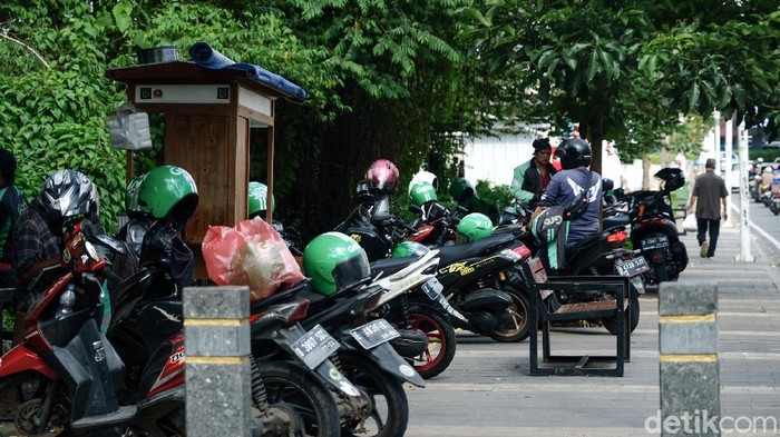 Trotoar Keren di Kemang Cuma jadi Lahan Parkir Trotoar Kemang di Jakarta Selatan menjadi lokasi parkir liar kendaraan bermotor. Selain itu, kursi-kursi di trotoar juga menjadi sasaran vandalisme.