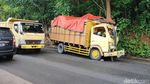 Truk Pengangkut Kayu Tabrak Pohon di Ciamis