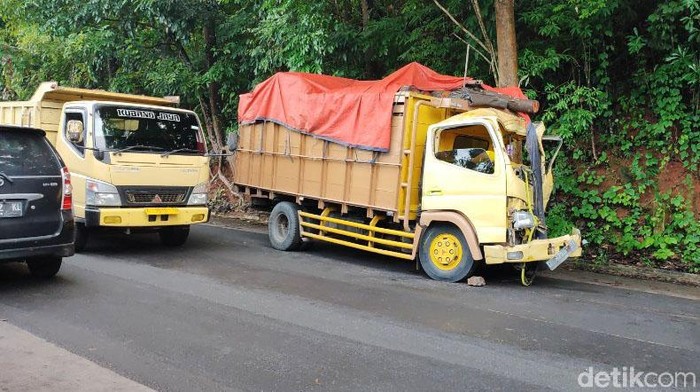 Truk Pengangkut Kayu Tabrak Pohon di Ciamis Kecelakaan tunggal terjadi di Jalan Raya Ciamis-Kawali. Sebuah truk pengangkut kayu menabrak pohon di wilayah Saguling, Kecamatan Baregbeg, Kabupaten Ciamis, Jawa Barat, Kamis (18/11/2021) pagi.