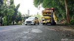 Truk Pengangkut Kayu Tabrak Pohon di Ciamis
