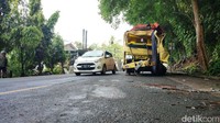 Dua orang penumpang terluka dan dievakuasi ke rumah sakit terdekat, setelah sebelumnya sempat terjepit dashboard kendaraan yang ringsek. Sedangkan pengemudi truk selamat.