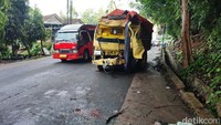 Bagian depan truk tampak ringsek.