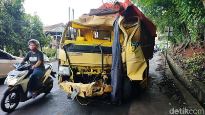 Truk Pengangkut Kayu Tabrak Pohon di Ciamis
