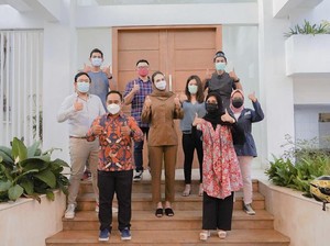 Luna Maya Terpilih Jadi Bu RT di Kemang, Gayanya Berkerudung Bikin Pangling