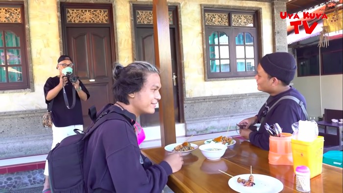 Uya Kuya traktir makan babi guling Uya Kuya Traktir Orang Makan Babi Guling, Ini Hukumnya dalam Islam