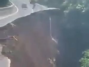Beredar Video Jalan Menuju Wisata Bromo Amblas, Polisi Sebut Itu Hoaks