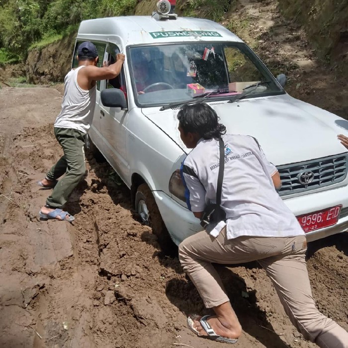 Warga berusaha mengevakuasi mobil Puskesmas Keliling yang terjebak longsor di lereng Merapi, Boyolali, Kamis (18/11/2021).