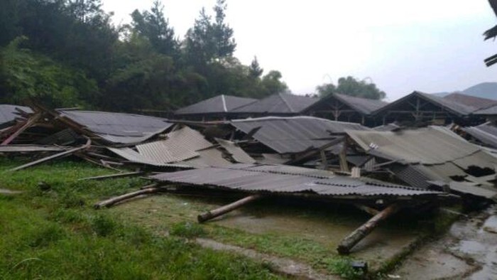 100 kios pedagang pasar Gununghalu ambruk diterjang angin