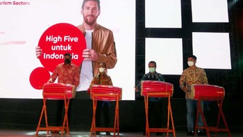 Director and Chief Operating Officer Indosat Ooredoo Vikram Sinha, Menteri Investasi/Kepala Badan Koordinasi Penanaman Modal (BKPM) Bahlil Lahadalia, Plt. Gubernur Sulawesi Selatan, Andi Sudirman Sulaiman dan CEO Huawei Indonesia Jacky Chen saat peluncuran layanan 5G Indosat Ooredoo di Makassar, Sulawesi Selatan.