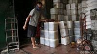 Ada sejumlah hal yang disebut menjadi penyebab kenaikan harga minyak goreng. Beberapa waktu lalu, Direktur Jenderal Perdagangan Dalam Negeri Kementerian Perdagangan Oke Nurwan mengatakan kenaikan harga minyak goreng karena adanya berbagai hambatan di berbagai negara yang memacu harga internasional juga naik.