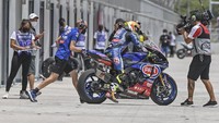 Sejumlah pebalap yang akan mengikuti gelaran WSBK Mandalika 2021 mengikuti kegiatan latihan bebas pertama (Free Practice) di Sirkuit Mandalika. ANTARA FOTO/Ahmad Subaidi.