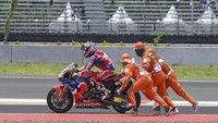 Tampak Marshal mendorong motor pembalap saat sesi latihan bebas pertama (Free Practice) balapan World Superbike (WSBK) di Pertamina Mandalika International Street Circuit di KEK Mandalika, Lombok Tengah, NTB. ANTARA FOTO/Ahmad Subaidi.  