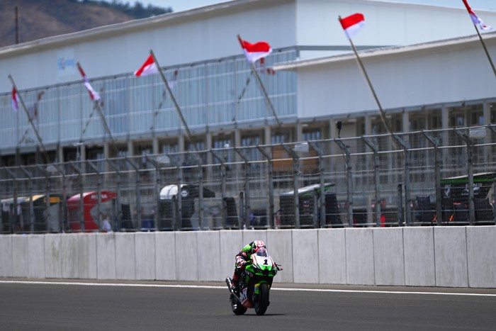 Sejumlah pebalap mengikuti latihan bebas balapan WSBK di Sirkuit Mandalika. Pebalap Toprak Razgatlioglu hingga Jonathan Rea tampak mengikuti sesi balapan itu.