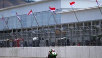 Salah satu pebalap yang mengikuti kegiatan tersebut adalah pebalap Kawasaki Racing Team WorldSBK Jonathan Rea. ANTARA FOTO/Andika Wahyu.