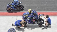 Pembalap berada di area paddock saat sesi latihan bebas pertama (Free Practice) balapan World Superbike (WSBK) di Pertamina Mandalika International Street Circuit di KEK Mandalika, Desa Kuta, Kecamatan Pujut, Praya, Lombok Tengah, NTB, Jumat (19/11/2021). ANTARA FOTO/Ahmad Subaidi.
