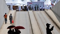 Sementara itu, WSBK Mandalika 2021 jadi salah satu ajang internasional yang dinanti oleh publik, khususnya publik Indonesia karena digelar di Pertamina Mandalika International Street Circuit. Sejumlah penonton pun berdatangan untuk menyaksikan sesi latihan bebas pertama (FP1) balapan WSBK 2021. ANTARA FOTO/Andika Wahyu.