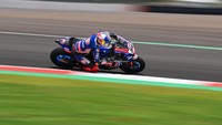 Pembalap tim Pata Yamaha With Brixx WorldSBK Toprak Razgatlioglu melaju saat sesi latihan bebas pertama (FP1) di Pertamina Mandalika International Street Circuit, Lombok Tengah, Nusa Tenggara Barat (NTB), Jumat (19/11/2021). ANTARA FOTO/Andika Wahyu.