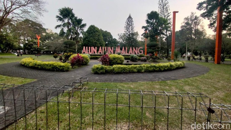 Alun-alun Kota Malang Pemkot Malang akan menutup kembali obyek wisata serta taman, saat penerapan PPKM level 3 Nataru. Sebab, PPKM level 3 Nataru akan diterapkan di seluruh Indonesia.