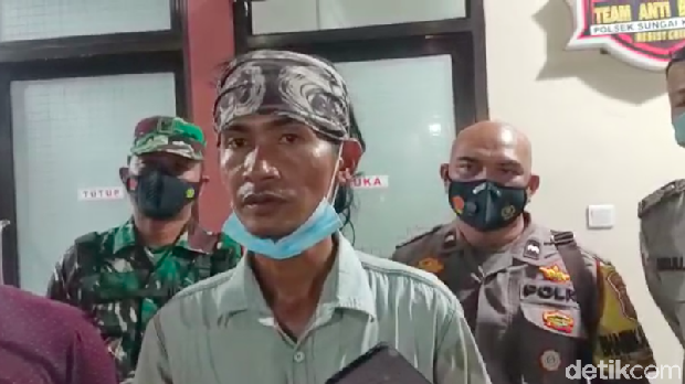 Anto memberi ketarangan sempat menceritakan soal dirinya yang hilang misterius selama 3 hari (Foto: Budi/detikcom) Anto memberi ketarangan sempat menceritakan soal dirinya yang hilang misterius selama 3 hari (Foto: Budi/detikcom)