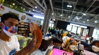 Pegiat hewan eksotis menunjukkan salah satu satwa.