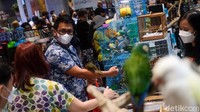 Selain anak-anak, orang dewasa juga antusias melihat pameran hewan eksotis.