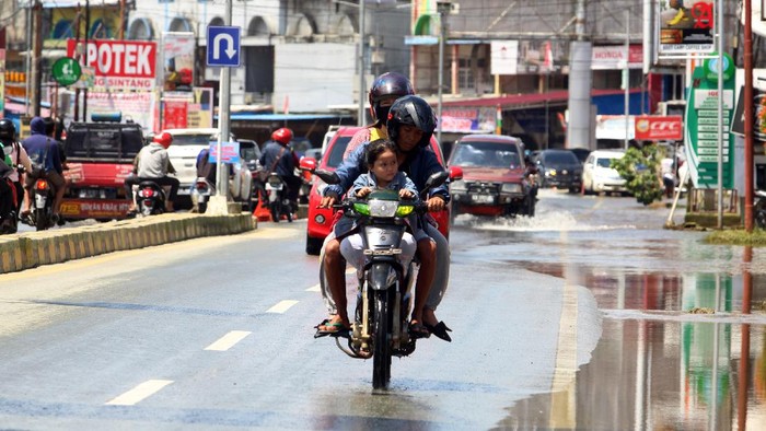 Banjir Di Sintang Kalbar Mulai Surut Mobil Terlihat Masuk Parit