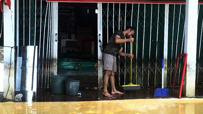 Banjir besar yang melanda kawasan Lintas Melawi, Sintang, Kalimantan Barat yang menjadi pusat perekonomian di Kota Sintang selama empat pekan tersebut mulai berangsur surut dan warga setempat kembali beraktivitas. ANTARA FOTO/Jessica Helena Wuysang/foc.