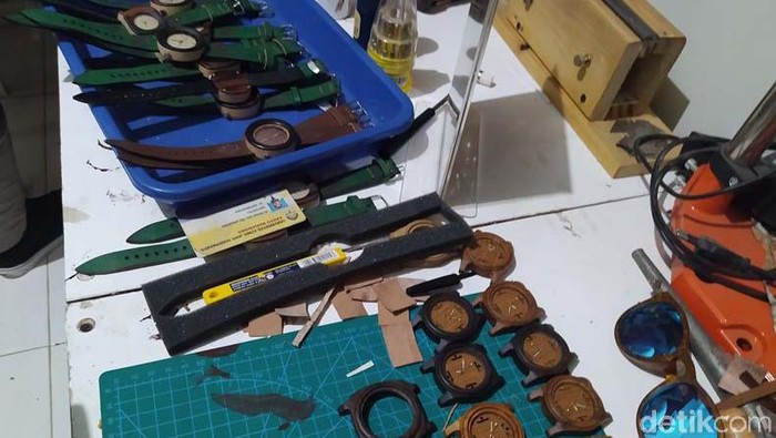 Berkah Pandemi, Jam Tangan Kayu Asal Magelang Ini Diminati Ganjar-Sandiaga Uno Pandemi membuat pemuda asal Kota Magelang, Alterga Edi Tri Anggoro, yang membuat jam tangan dari limbah kayu. Produknya dilirik Ganjar Pranowo hingga Sandiaga Uno.