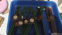 Adapun jam tangan kayu yang dibuatnya tersebut dengan target penjualan kelas menengah ke atas. Untuk itu, sekalipun saat pandemi, pihaknya memiliki keyakinan akan diterima pasar. Sedangkan bahan kayu antara lain kayu eboni, maple dan rosewood.