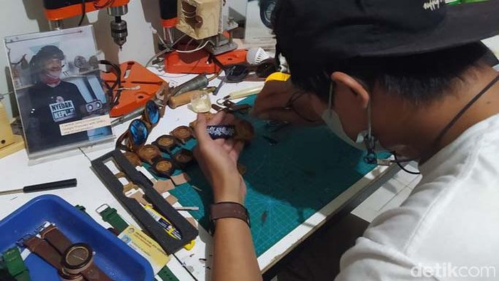 Pandemi membuat pemuda asal Kota Magelang, Alterga Edi Tri Anggoro, yang membuat jam tangan dari limbah kayu. Produknya dilirik Ganjar Pranowo hingga Sandiaga Uno.