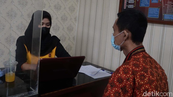 Yana Supriatna diperiksa Polres Sumedang. Sebelumnya lelaki berusia 40 tahun ini bikin geger karena bersandiwara mengaku jatuh didorong seseorang ke jurang Cadas Pangeran.