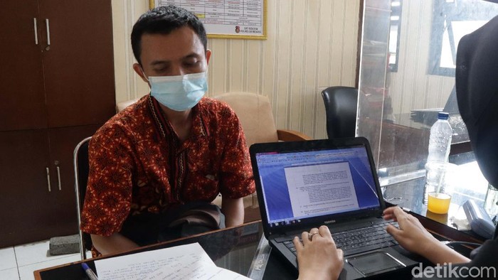 Yana Supriatna diperiksa Polres Sumedang. Sebelumnya lelaki berusia 40 tahun ini bikin geger karena bersandiwara mengaku jatuh didorong seseorang ke jurang Cadas Pangeran.