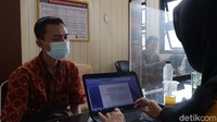 Yana Supriatna (40) Warga Desa Sukajaya, Kecamatan Sumedang Selatan menjalani pemeriksaan di ruang Satreskrim Polres Sumedang pada Jumat (19/11/2021) pagi setelah diamankan di Mako Polres Sumedang pada Kamis (18/11/2021) malam.