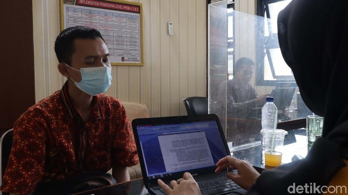 Bersandiwara Jatuh ke Jurang Cadas Pangeran, Yana Diperiksa Polisi Yana Supriatna diperiksa Polres Sumedang. Sebelumnya lelaki berusia 40 tahun ini bikin geger karena bersandiwara mengaku jatuh didorong seseorang ke jurang Cadas Pangeran.