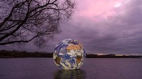 Melansir Getty Images, instalasi seni bernama Floating Earth itu akan mengapung di Pennington Flash selama 10 hari mulai hari ini Jumat (19/11/2021).  